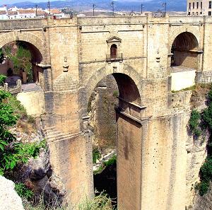 Sentralt plassert for noen av verdens strste attraksjoner, La Alhambra i Granada, La Mezquita i Cordoba, Sevilla og Ronda.